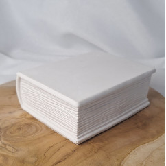 Świeca Sojowa w gipsowej formie – Świeca w Książce – akcandle