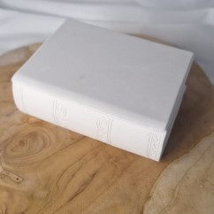 Świeca Sojowa w gipsowej formie – Świeca w Książce – akcandle