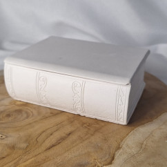 Świeca Sojowa w gipsowej formie – Świeca w Książce – akcandle