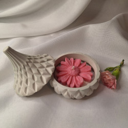 Świeca Sojowa w gipsowej formie – Stokrotka w Gipsie III – akcandle