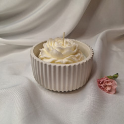 Świeca Sojowa w gipsowej formie – Piwonia w Gipsie IV – akcandle